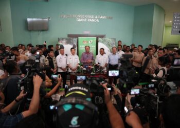 ANWAR Ibrahim  bersama pemberita selepas Majlis Pembukaan Rasmi Pusat Konservasi Giant Panda (PKGP) Zoo Negara, hari ini.
