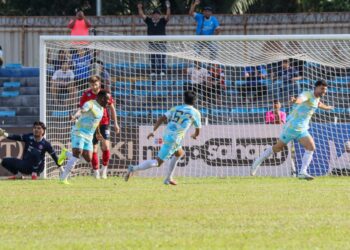 KAPTEN Penang FC, Stefano Brundo (kanan) meraikan jaringannya ketika menentang Melaka FC dalam aksi Liga Super di Stadium Bandaraya, Pulau Pinang petang ini.-UTUSAN/DANIAL SAAD