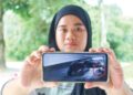 NURUL Atikah Mohd. Raus menunjukkan rakaman CCTV yang memaparkan kelibat harimau kumbang yang berkeliaran di hadapan rumahnya di Kampung Kemin Tanjung, Kuala Klawang, Jelebu. 
– UTUSAN / NOR SHAFIQAH MOHD GHAZALI