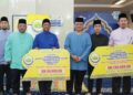 TUANKU Syed Faizuddin Putra Jamalullail menyempurnakan majlis sumbangan kepada Sekolah Menengah Agama (SMA) Al-Maad dan Sekolah Agama Al-Islahiyyah Menengah (SAIM) di Masjid Al-Ghufran, Kangar, Perlis kelmarin.