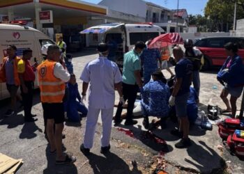DUA maut dalam satu kemalangan melibatkan tiga buah motosikal di Jalan Burma, George Town, Pulau Pinang hari ini.-GAMBAR/MEDIA SOSIAL