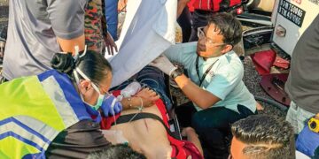 MANGSA kemalangan membabitkan sebuah bas ekspres, lori tiga tan dan sebuah motosikal di Kilometer 441.2 Lebuhraya Utara-Selatan arah selatan, antara Sungai Buaya dan Rawang, awal pagi semalam. – IHSAN BOMBA