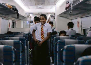 PELAJAR SMK Dabong, Kuala Krai, Kelantan kelihat teruja untuk kembali ke sekolah untuk penggal baharu persekolahan menggunakan perkhidmatan kereta api hari ini.-UTUSAN/KAMARUL BISMI KAMARUZAMAN.
