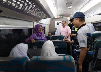 SADUN Abdullah (kanan) beramah mesra dengan pelajar pada Program KTMB Santuni Pelajar Sekolah Wilayah Pantai Timur sempena Hari Pertama Persekolahan 2026 di Kual Krai, Kelantan hari ini-UTUSAN/KAMARUL BISMI KAMARUZAMAN.