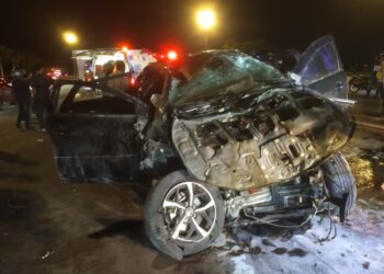 KEADAAN SUV jenis Perodua Aruz yang terlibat dalam kemalangan di Plaza Tol Sungai Dua berhampiran Kepala Batas, Pulau Pinang malam tadi.-GAMBAR/JBPM PULAU PINANG