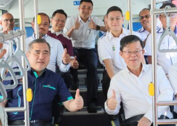 ANTHONY Loke Siew Fook (duduk, kiri) dan Chow Kon Yeow (duduk, kanan) ketika meluangkan masa meninjau operasi bas diesel Rapid Penang di Padang Kota, George Town, Pulau Pinang hari ini.-UTUSAN/DANIAL SAAD