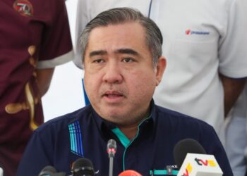 ANTHONY Loke Siew Foke ketika sidang akhbar selepas meninjau operasi bas diesel Rapid Penang di Padang Kota, George Town, Pulau Pinang, hari ini.-UTUSAN/DANIAL SAAD