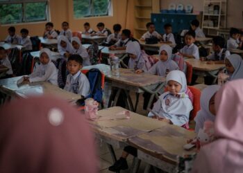 REAKSI pelajar tahun 1 memulakan sesi persekolahan pada hari pertama persekolahan di Sekolah Kebangsaan Putrajaya Presint 18(1). - UTUSAN/FAIZ ALIF ZUBIR