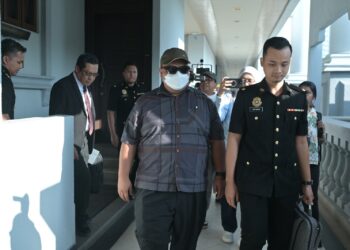 MOHD. Hakim Mohd. Nor ketika hadir di Mahkamah Sesyen Kuala Lumpur atas pertuduhan salah guna wang derma misi kemanusiaan berjumlah RM207,000, tujuh tahun lalu.