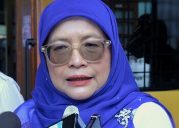 PENGARAH Jabatan Pendidikan Negeri Sembilan (JPNS), Khalidah Omar, ketika ditemui di SMK Seremban 3, pada sesi permulaan hari pertama persekolahan.-GAMBAR : MOHD SHAHJEHAN MAAMIN.