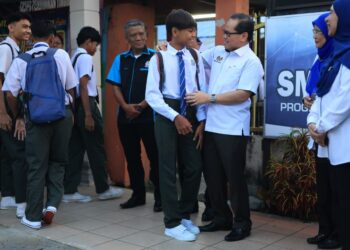 MOHD. Azam Ahmad ketika melawat hari pertama pembukan sekolah bagi kalendar akademik sesi 2026 di Sekolah Menengah Kebangsaan (SMK) Seri Serdang di sini hari ini.