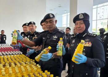 KETUA Polis KL, Fadil (dua dari kanan) menunjukkan dadah dicampurkan dengan minuman berperisa dalam sidang akhbar di Kontinjen Kuala Lumpur hari ini