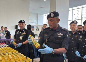 KETUA Polis KL, Fadil menunjukkan dadah dicampurkan dengan minuman berperisa dalam sidang akhbar di Kontinjen Kuala Lumpur hari ini