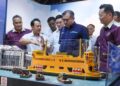 ANTHONY Loke Siew Fook (tengah) diberi penerangan mengenai Muzium Feri ketika meninjau ruang enjin pada majlis perasmian muzium berkenaan di Pangkalan Weld, George Town, Pulau Pinang hari ini.-UTUSAN/DANIAL SAAD