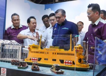 ANTHONY Loke Siew Fook (tengah) diberi penerangan mengenai Muzium Feri ketika meninjau ruang enjin pada majlis perasmian muzium berkenaan di Pangkalan Weld, George Town, Pulau Pinang hari ini.-UTUSAN/DANIAL SAAD
