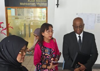 TERESA Kok hadir di Mahkamah Ayer Keroh hari ini bagi proses mediasi berhubung saman fitnah yang difailkannya terhadap Ketua Pergerakan Pemuda UMNO Malaysia, Datuk Dr. Muhamad Akmal Saleh, sebelum kes berkenaan diteruskan ke perbicaraan pada Februari depan.-UTUSAN/AMRAN ALI.