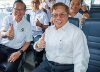 Abang Johari bersama-sama tetamu kehormat lain ketika  Majlis Pelancaran dan Perasmian, Program Bas Sekolah Percuma dan Bilik Darjah Pintar di SJK Chung Hua No. 6 di Kuching hari ini.
