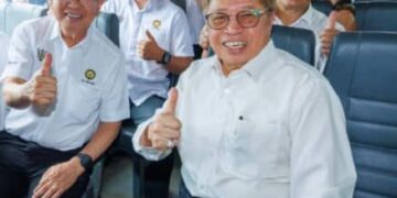 Abang Johari bersama-sama tetamu kehormat lain ketika  Majlis Pelancaran dan Perasmian, Program Bas Sekolah Percuma dan Bilik Darjah Pintar di SJK Chung Hua No. 6 di Kuching hari ini.