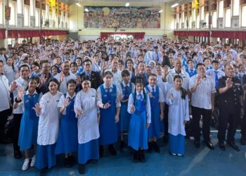 Sagah bersama-sama tetamu kehormat lain merakam gambar dengan para pelajar sempena Program Hari Pertama Persekolahan 2026 di SMK Tun Abdul Razak, Kuching, hari ini.