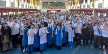 Sagah bersama-sama tetamu kehormat lain merakam gambar dengan para pelajar sempena Program Hari Pertama Persekolahan 2026 di SMK Tun Abdul Razak, Kuching, hari ini.