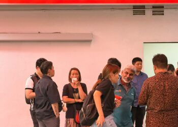 PIHAK keluarga mangsa letupan memenuhi ruangan Jabatan Kecemasan dan Trauma Hospital Kuala Lumpur (HKL)