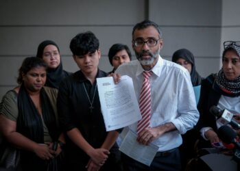 SEORANG remaja bersama ibunya hadir di Ibu Pejabat JPN Putrajaya berhubung permohonan MyKad. - UTUSAN/FAIZ ALIF ZUBIR