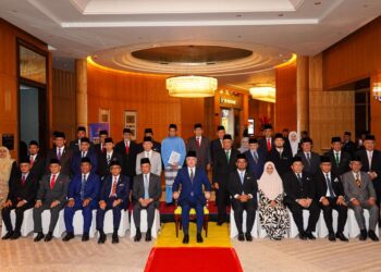 SULTAN Nazrin Muizzuddin Shah (tengah), Anwar Ibrahim (depan, lima dari kiri) dan Dr. Zulkifli Hasan (depan, lima dari kanan) bersama ahli-ahli mesyuarat pada MKI Ke-74 di sebuah hotel di Kuala Lumpur, hari ini. - UTUSAN/ISKANDAR ISHAK