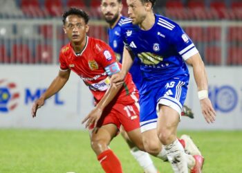 Muhamad Nor Azam Abdul Azih (kiri) cuba menghalang pemain Sabah FC pada aksi Liga Super di Kota Bharu, Kelantan sebentar tadi-IHSAN MFL