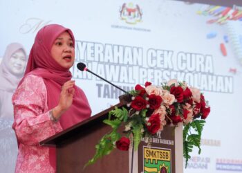 FADHLINA Sidek ketika berucap pada Majlis Penyerahan Cek Cura BAP Tahun 2026 di SMK Tun Syed Sheh Barakbah di Sungai Bakap, Nibong Tebal, Pulau Pinang hari ini.-UTUSAN/DANIAL SAAD