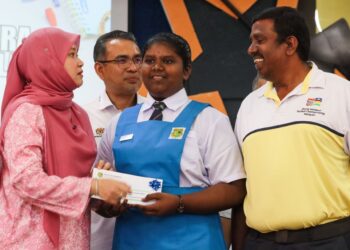 FADHLINA Sidek (kiri) ketika menghadiri Majlis Penyerahan Cek Cura BAP Tahun 2026 di SMK Tun Syed Sheh Barakbah di Sungai Bakap, Nibong Tebal, Pulau Pinang hari ini.-UTUSAN/DANIAL SAAD