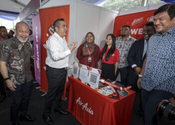 ANTHONY Loke Siew Fook melawat reruai pameran selepas Majlis Perasmian Karnival Pengangkutan Siswa MADANI dan FLYSiswa 2026 di Universiti Putra Malaysia (UPM), Serdang, hari ini. - UTUSAN/AMIR KHALID