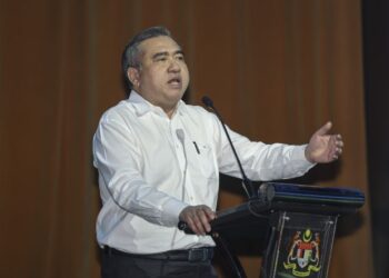 ANTHONY Loke Siew Fook berucap pada Karnival Pengangkutan Siswa Madani dan FLYsiswa 2026 di Universiti Putra Malaysia (UPM), Serdang, Selangor, hari ini. - UTUSAN/AMIR KHALID