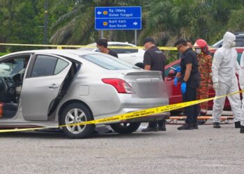 ANGGOTA forensik polis menjalankan pemeriksaan ke atas mayat seorang lelaki yang ditemukan dalam sebuah kereta di kawasan parkir MITC, Ayer Keroh, Melaka. - UTUSAN/AMRAN ALI