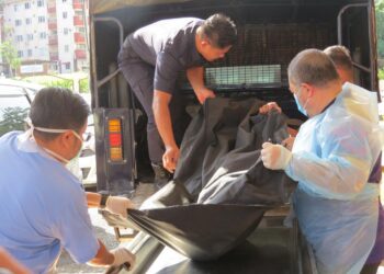 JENAZAH salah seorang mangsa kemalangan maut di Paloh tiba di Unit Forensik Hospital Gua Musang, Kelantan.