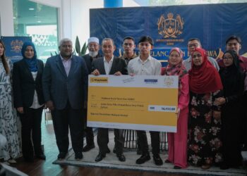 SHAMSUDIN Mat menyampaikan sumbangan kepada pelajar anak yatim, asnaf, B40 di Cyberjaya. - UTUSAN/FAIZ ALIF ZUBIR