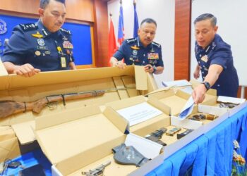 MOHD. Yusoff Mamat (dua kanan) bersama pegawai kanan menunjukkan rampasan senjata api semasa sidang media di Ibu Pejabat Polis Kontinjen (IPK) Kelantan, Kota Bharu, Kelantan hari ini-UTUSAN/YATIMIN ABDULLAH.