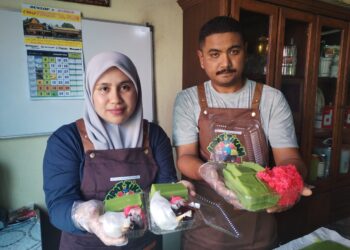 MUHAMAD Amirul Hakkim Mohd Norzlan menunjukkan lompat tikam yang dijual di Kampung Tok Saboh, Kuala Besut, Terengganu. 
– UTUSAN/WAN ZURATIKAH IFFAH WAN ZULKIFLI