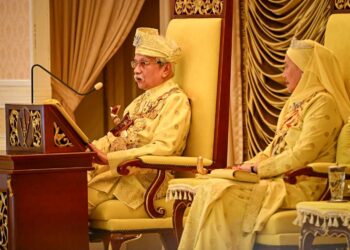 TUANKU Muhriz Ibni Almarhum Tuanku Munawir pada Istiadat Kawalan Kehormat Utama, berlangsung di Istana Seri Menanti, Kuala Pilah sempena Hari Keputeraan Ke-78 baginda semalam. – PEJABAT MB NEGERI SEMBILAN