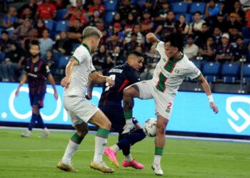 Penyerang JDT Bergson Da Silva diasak pertahanan Kuching City FC Jimmy Raymond dan Yuki Tanigawa pada perlawanan Liga Super 2025/2026 di Stadium Sultan Ibrahim, Iskandar Puteri disini hari ini. UTUSAN/RAJA JAAFAR ALI