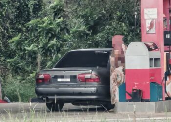 SALAH seorang suspek sedang membuat isian petrol secara berulang di sebuah stesen minyak di Tumpat, Kelantan semalam.