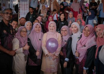 FADHLINA Sidek beramah mesra dengan guru ketika Majlis Penyerahan Cek Cura BAP Peringkat Wilayah Persekutuan Putrajaya Tahun 2026 di SK Putrajaya Presint 9(1). - UTUSAN/FAIZ ALIF ZUBIR