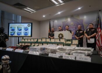 ANTARA barangan rampasan pada sidang media khas mengenai rampasan melibatkan bekas panglima angkatan tentera di Ibu Pejabat SPRM, Putrajaya. - UTUSAN/FAIZ ALIF ZUBIR