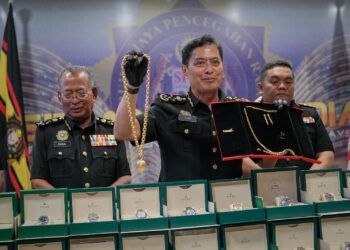 ANTARA barangan rampasan pada sidang media khas mengenai rampasan melibatkan bekas panglima angkatan tentera di Ibu Pejabat SPRM, Putrajaya. - UTUSAN/FAIZ ALIF ZUBIR