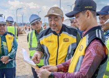 DR. Izani Husin (dua kanan) tekun mendengar taklimat berkaitan pembinaan KB Sentral, Tunjong, Kota Bharu, Kelantan hari ini.