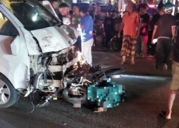 SEORANG wanita maut selepas motosikal dirempuh sebuah van dipandu lelaki warga Thailand yang dipercayai tidak berhenti di lampu isyarat merah di Napoh, Kubang Pasu, Kedah.