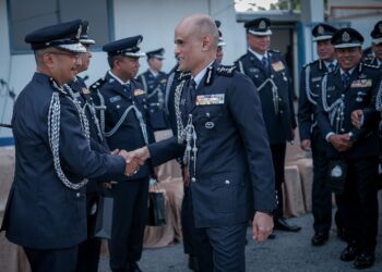 SHAZELI Kahar beramah mesra pada Majlis Serah Terima Tugas Ketua Polis Daerah KLIA di IPD KLIA. - UTUSAN/FAIZ ALIF ZUBIR