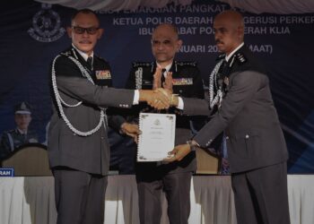 SHAZELI Kahar menyaksikan SAC Azman Shari'at (kiri) menyampaikan surat terima tugas kepada ACP Ravi a/l Munusamy (kanan) sebagai Ketua Polis Daerah KLIA yang baharu. - UTUSAN/FAIZ ALIF ZUBIR