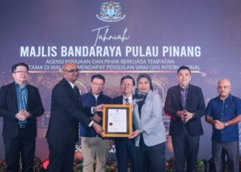 NGA Kor Ming (tiga dari kiri) bersama Chow Kon Yeow (tengah) ketika hadir pada Majlis Pengiktirafan dan Penyerahan Sijil ESG daripada SIRIM Berhad kepada MBPP di sebuah hotel di George Town, Pulau Pinang hari ini.-UTUSAN/DANIAL SAAD