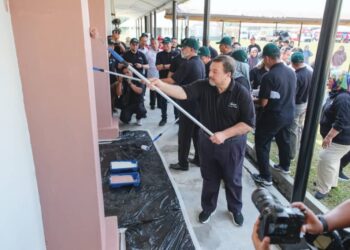AMIR Hamzah Azizan hadir pada  Program Hari Komuniti MyPlus di Sekolah Menengah Kebangsaan Perempuan Bukit Kuda, Klang, Selangor semalam.