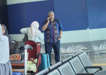 MUHAMMAD Kamarul Kabilan Abdullah (kanan) ketika tiba di LTAPP di Bayan Lepas, Pulau Pinang sebelum berlepas ke Jeddah, Arab Saudi pagi tadi untuk urusan pengebumian isterinya, Nadia Kesuma di sana.-UTUSAN/SAFINA RAMLI